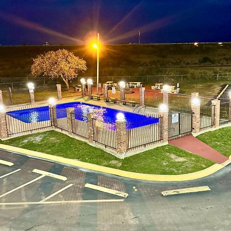 The Country Corner Inn Devine エクステリア 写真