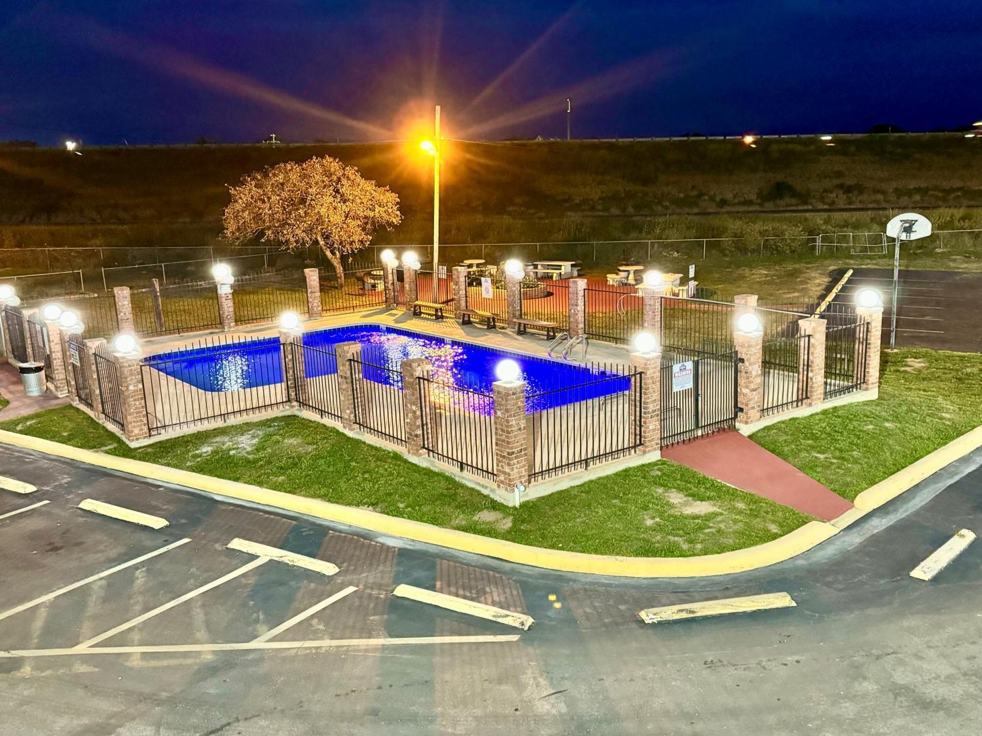 The Country Corner Inn Devine エクステリア 写真
